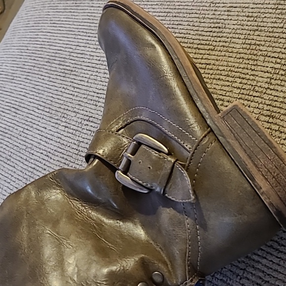 Boots - Picture 3 of 8